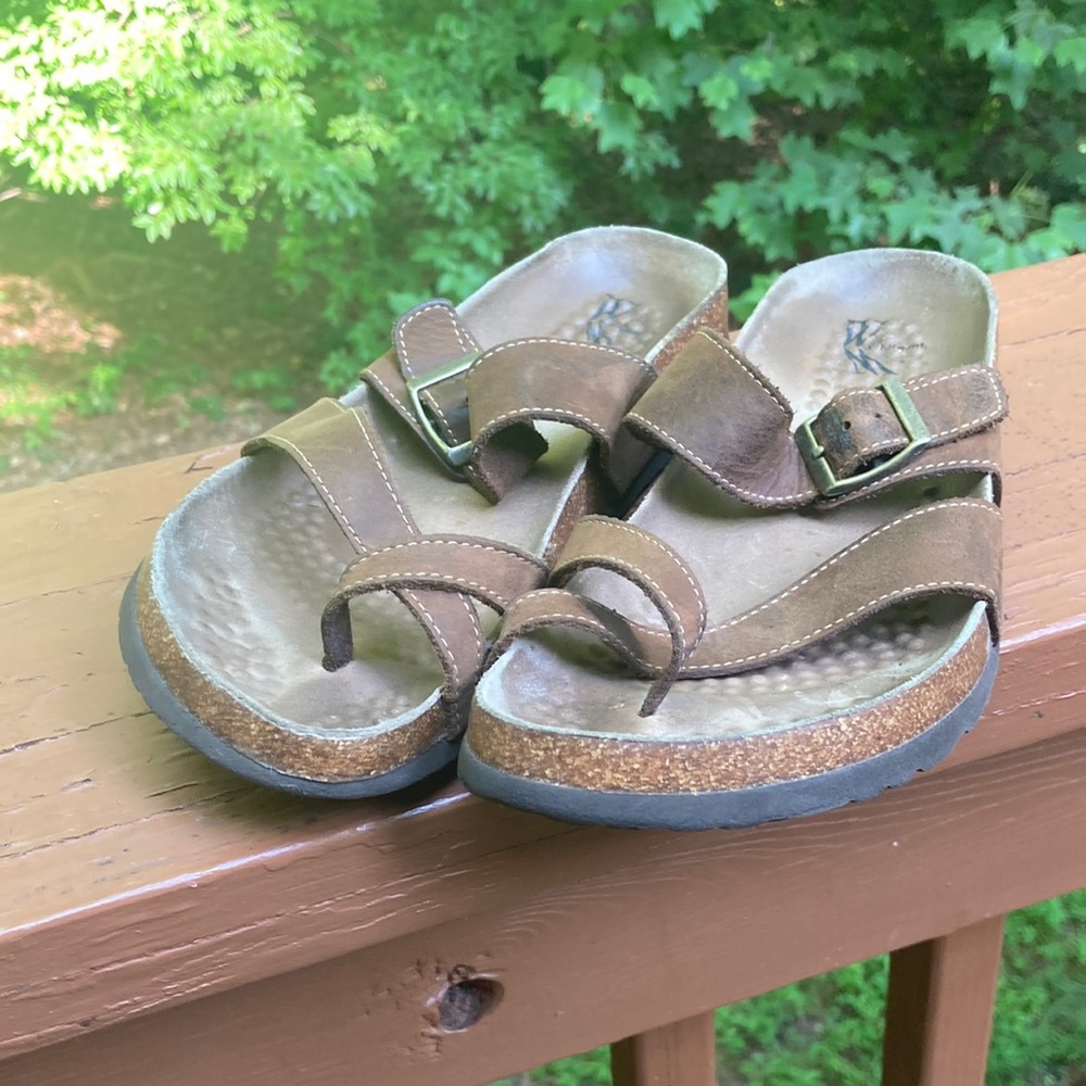 White Mountain brown leather sandals